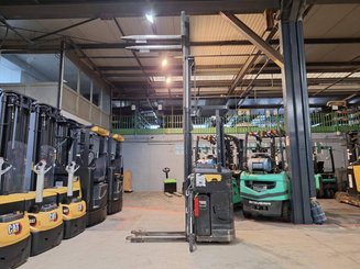 Stand-on pallet stacker Caterpillar NSR16N