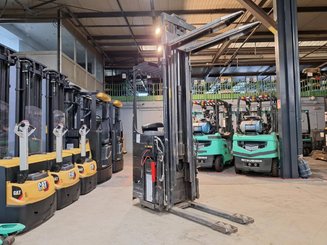 Stand-on pallet stacker Caterpillar NSR16N