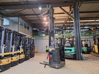 Stand-on pallet stacker Caterpillar NSR16N