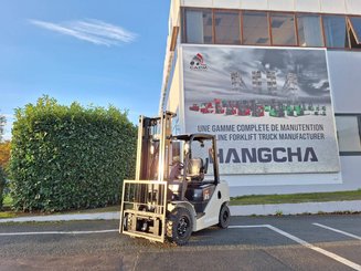 Four wheel front forklift Hangcha XF25D - 1