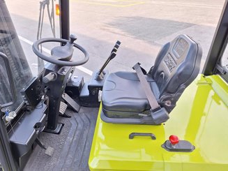 Four wheel front forklift Clark GEX40