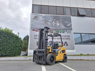 Four wheel front forklift Caterpillar GP30NTD
