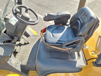 Four wheel front forklift Caterpillar GP30NTD