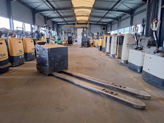 Stand-on pallet truck Caterpillar NPV20N2