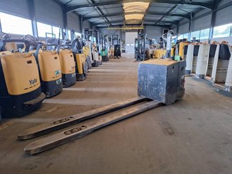 Stand-on pallet truck Caterpillar NPV20N2