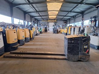 Stand-on pallet truck Caterpillar NPV20N2