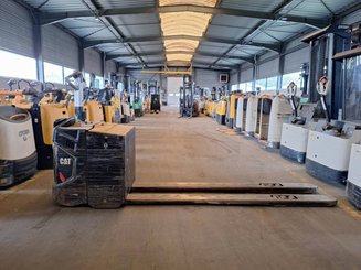 Stand-on pallet truck Caterpillar NPV20N2