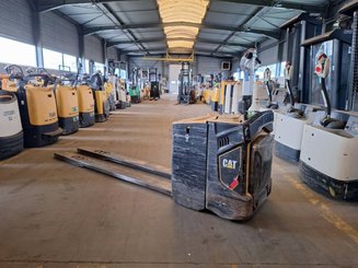 Stand-on pallet truck Caterpillar NPV20N2