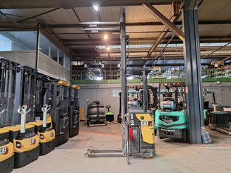 Stand-on pallet stacker Caterpillar NSR16N