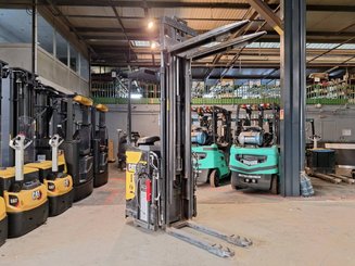 Stand-on pallet stacker Caterpillar NSR16N