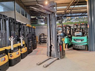 Stand-on pallet stacker Caterpillar NSR16N