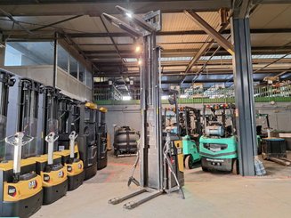 Stand-on pallet stacker Caterpillar NSR16N