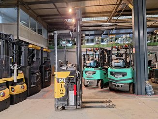 Stand-on pallet stacker Caterpillar NSR16N