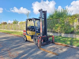Four wheel front forklift Yale GLP35VX - 1