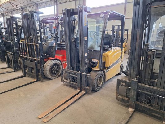 Four wheel front forklift Yale ERP25 - 1