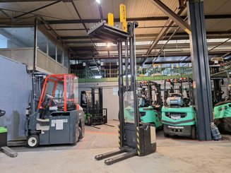 Pedestrian pallet stacker Crown WE2300-16