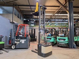 Pedestrian pallet stacker Crown WE2300-16