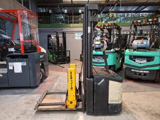 Pedestrian pallet stacker Crown WE2300-16