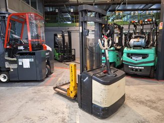 Pedestrian pallet stacker Crown WE2300-16