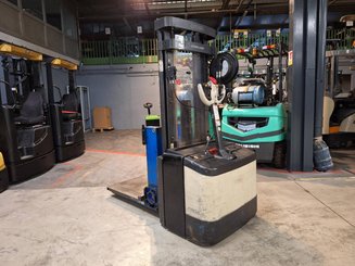 Pedestrian pallet stacker Crown WE2300-16