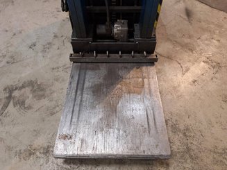 Pedestrian pallet stacker Crown WE2300-16