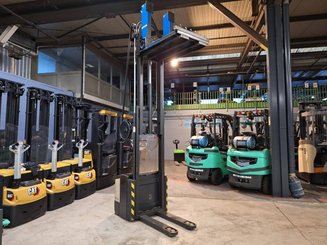 Pedestrian pallet stacker Crown WE2300-16