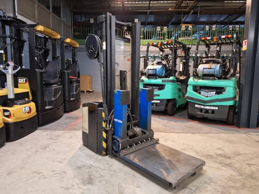 Pedestrian pallet stacker Crown WE2300-16 - 1