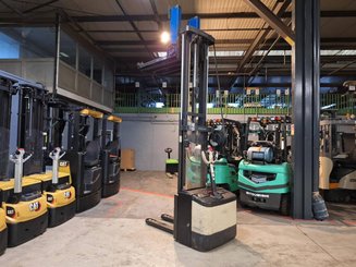 Pedestrian pallet stacker Crown WE2300-16
