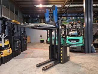 Pedestrian pallet stacker Crown WE2300-16