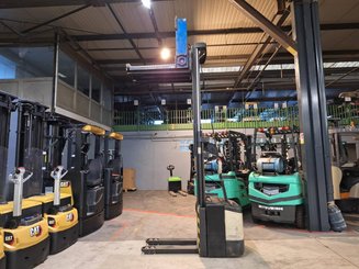 Pedestrian pallet stacker Crown WE2300-16