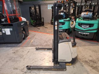 Straddle stacker Crown ST3000-1.0