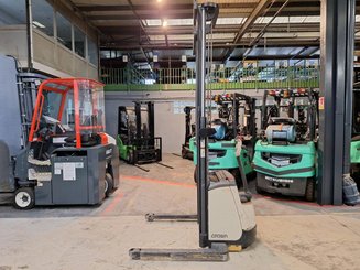 Straddle stacker Crown ST3000-1.0