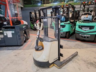Straddle stacker Crown ST3000-1.0