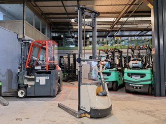 Straddle stacker Crown ST3000-1.0