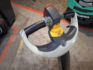 Straddle stacker Crown ST3000-1.0