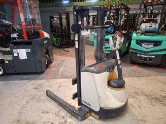 Straddle stacker Crown ST3000-1.0