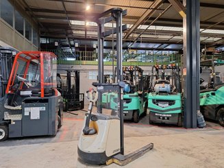 Straddle stacker Crown ST3000-1.0