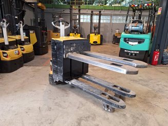 Pedestrian pallet truck Caterpillar NPP20N2E
