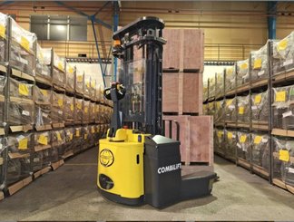 Multi-directional pallet stacker Combilift WR4