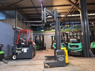 Multi-directional pallet stacker Combilift WR4