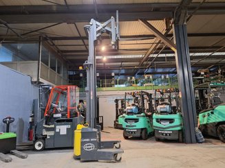 Multi-directional pallet stacker Combilift WR4