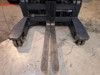 Multi-directional pallet stacker Combilift WR4