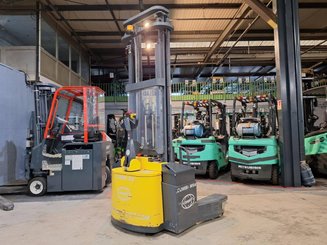 Multi-directional pallet stacker Combilift WR4