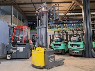 Multi-directional pallet stacker Combilift WR4