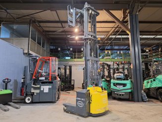 Multi-directional pallet stacker Combilift WR4