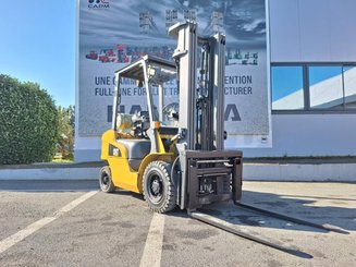 Four wheel front forklift Caterpillar GP25NT