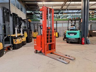 Pedestrian pallet stacker BT LSF 1250 EE - 1
