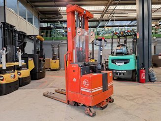 Pedestrian pallet stacker BT LSF 1250 EE - 4