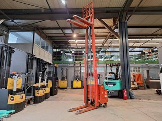 Pedestrian pallet stacker BT LSF 1250 EE