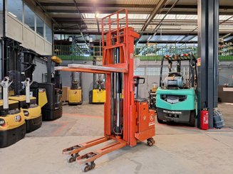 Pedestrian pallet stacker BT LSF 1250 EE
